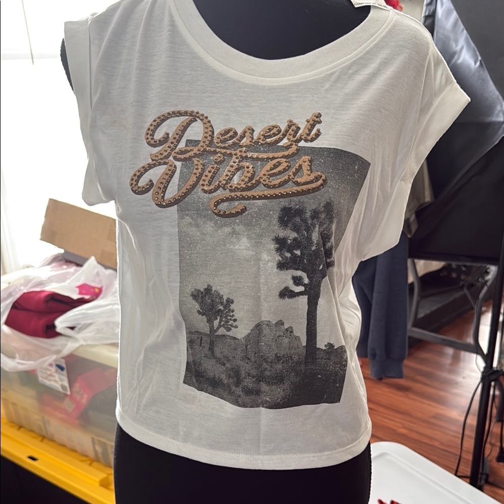White Graphic Tee with 'Desert Vibes' Print size Medium
